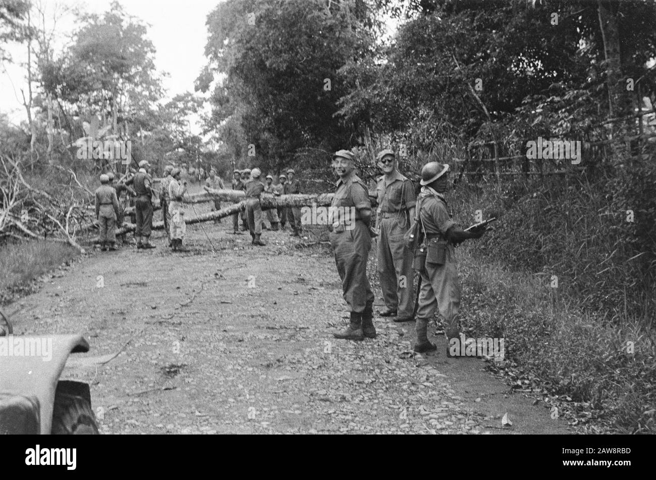 Actions de purification autour de Medan Medan-Brastagi: Action de nettoyage dans la région de Medan. [Colonel P. Scholten (avec pipe) au premier plan, en tant que spectateur à la suppression d'un barrage routier] Date : 10/13/1947 lieu : Indonésie, Antilles néerlandaises de l'est, Sumatra Banque D'Images