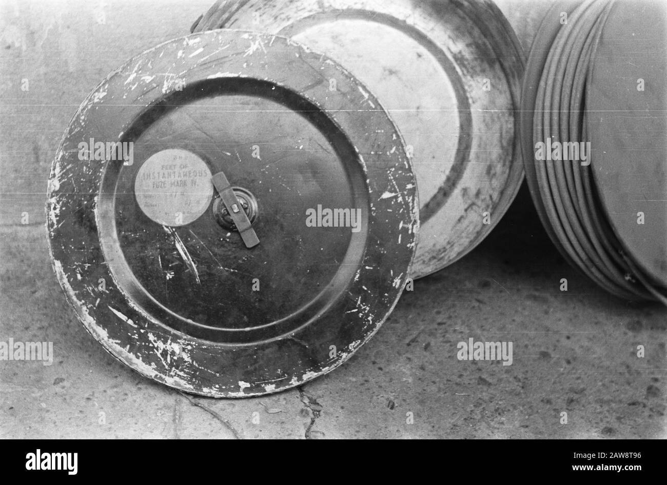 Republic Palembang (train déraillé, patient indonésien, soins blessés) les mines terrestres de la marque britannique, par nos troupes à Lahat Date de découverte : juillet 1947 lieu : Indonésie, Antilles néerlandaises de l'est, Sumatra Banque D'Images