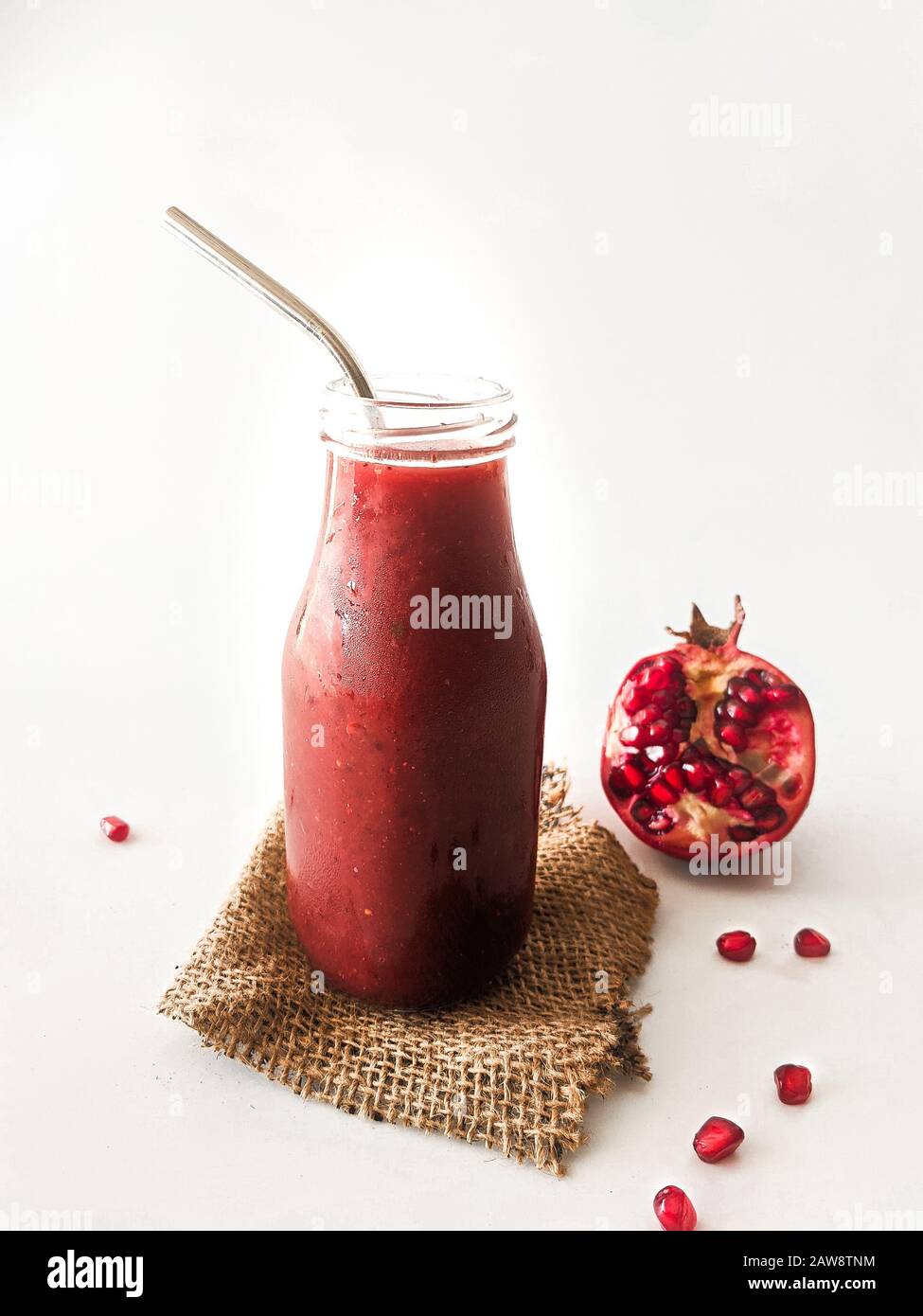 Grenate de Beetroot smoothie rose dans un pot de maçon avec, sain, naturel, bio alimentation et boisson, perte de poids nutrition végétalienne alcaline végétarienne Banque D'Images