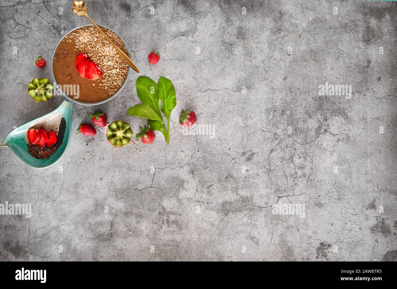 Smoothie de fraise au chocolat dans un pot de maçon avec, sain, naturel, bio alimentation et boisson, perte de poids nutrition végétalienne alcaline vie végétarienne Banque D'Images