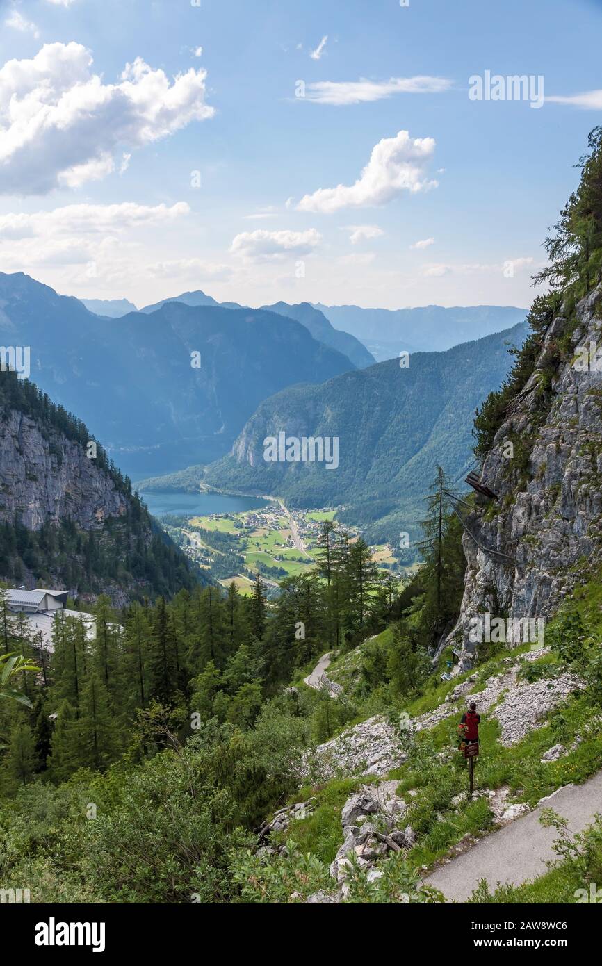 Vue depuis la sortie de la grotte de mammouth jusqu'à Obertraun et les montagnes Krippenstein / Dachstein Banque D'Images