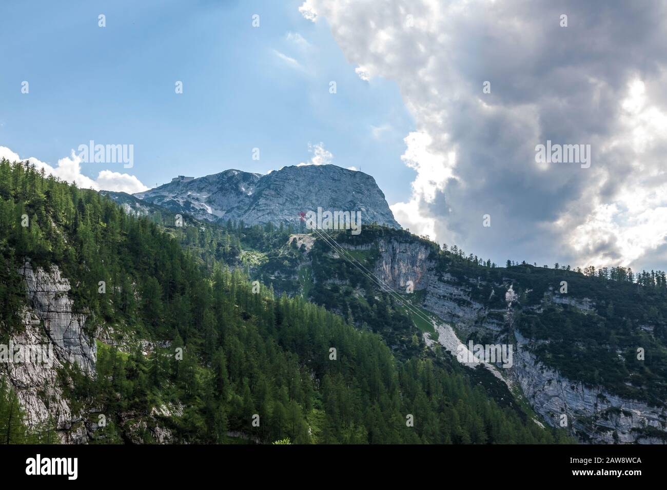 Vue depuis la sortie de la grotte de mammouth jusqu'aux montagnes Krippenstein / Dachstein - grand angle, vue panoramique Banque D'Images