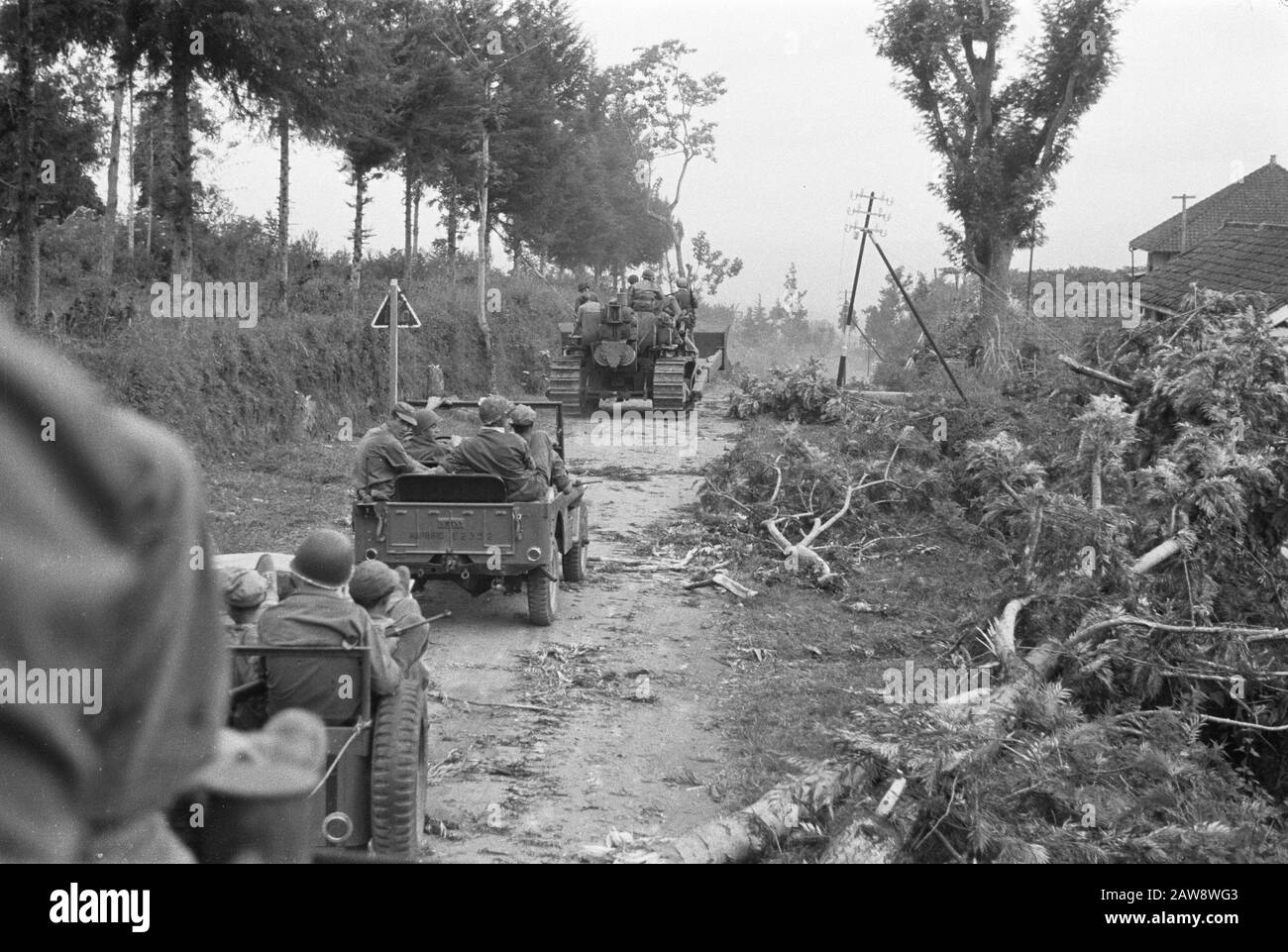 marche de cinq jours à travers les montagnes Patjet, Sendi, Soember Gondo, Djoerang, Koeali, Lember, Brantas, Djoenggo, Batu Patjet-Batoe. Après une randonnée de cinq jours à travers le terrain montagneux de l'est de Java Infantry a rencontré une unité motorisée des marines. Le sable hante la randonnée avec très otten. Le bulldozer ouvre la voie aux barrières d'arbre Date: Juillet 1947 lieu: Indonésie, Java, Pays-Bas Antilles orientales Banque D'Images