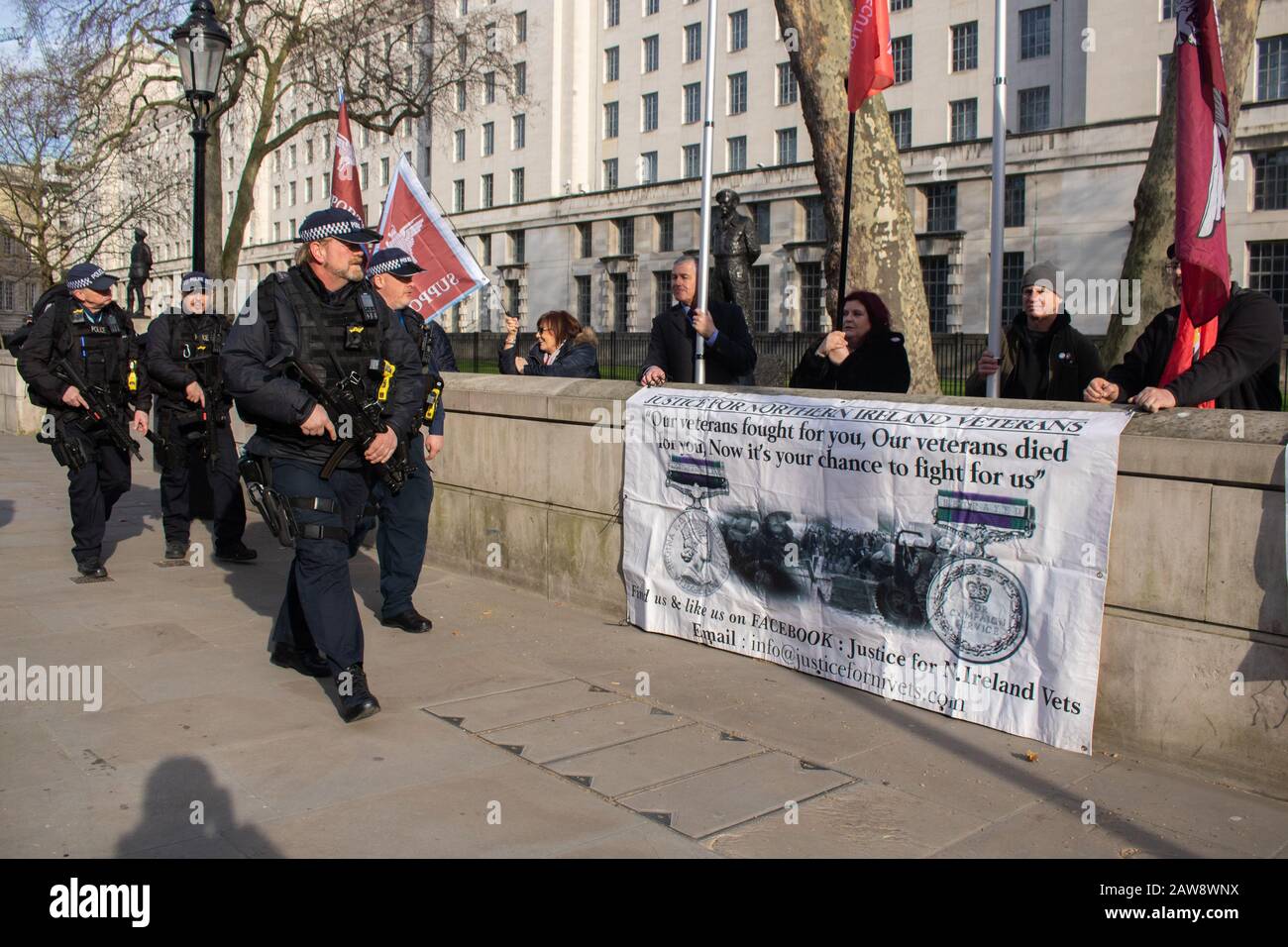 Londres, Royaume-Uni - 7 février 2020: Les anciens combattants britanniques protestent contre Downing Street contre des poursuites pour des actions criminelles présumées pendant les Troubles en Irlande du Nord. Les anciens membres des forces de sécurité britanniques font l'objet d'une enquête et font face à des poursuites judiciaires et à des accusations historiques de meurtre à l'égard de leurs fonctions concernant des incidents datant de 20 à 50 ans en Irlande du Nord et leur rôle dans les massacres du dimanche sanglant. Amer ghazzal/Alay Live News Banque D'Images