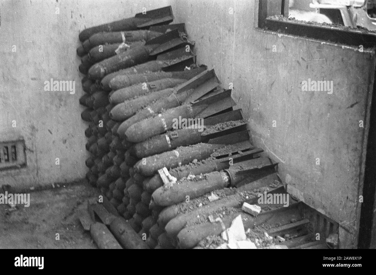 Action Medan (III) Medan: Actions à Bindjei. Dans le palais du sultan de Langkat, le siège des extrémistes Bindjei était après l'occupation par nos troupes a rencontré beaucoup de munitions, que les extrémistes par leur retraite précipitée ne pouvaient pas prendre ou détruire Annotation: Bombes japonaises? Date: Juillet 1947 Lieu: Indonésie, Java, Pays-Bas East Indies Banque D'Images