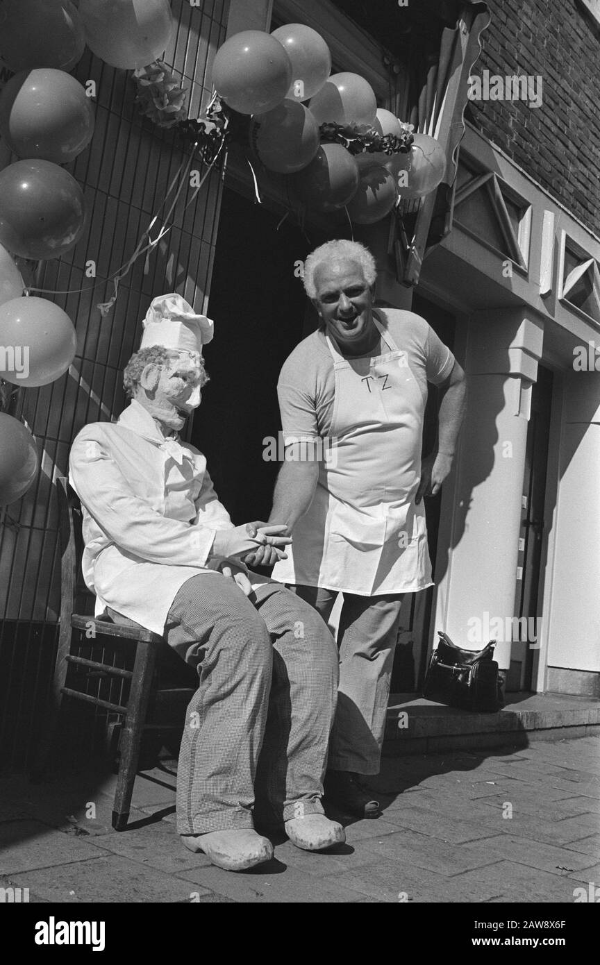 Poupée grandeur nature pour la pâtisserie dans la Rijnstraat à l'occasion du cinquantième anniversaire de la pâtisserie (à droite) Date : 23 septembre 1981 lieu : Amsterdam, Noord-Holland mots clés : pâtisserie, gâteaux, anniversaires Banque D'Images