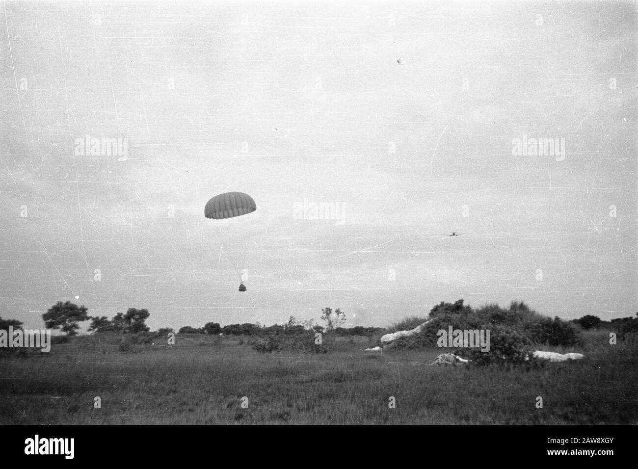 Exercices d'atterrissage I. Brigade d'infanterie 7 décembre Division à Tjilonting matériel sera parachute Date de chute: Mai 1947 lieu: Indonésie Hollandais East Indies Banque D'Images