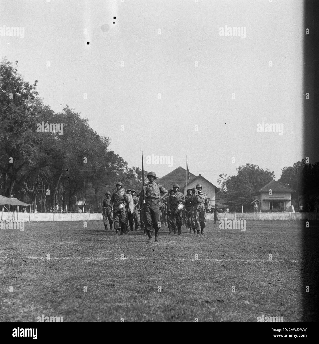 [Sur un terrain de football un lieu de cérémonie. KNIL un groupe de musique] Date: 01/01/1947 lieu: Indonésie Hollandais East Indies Banque D'Images