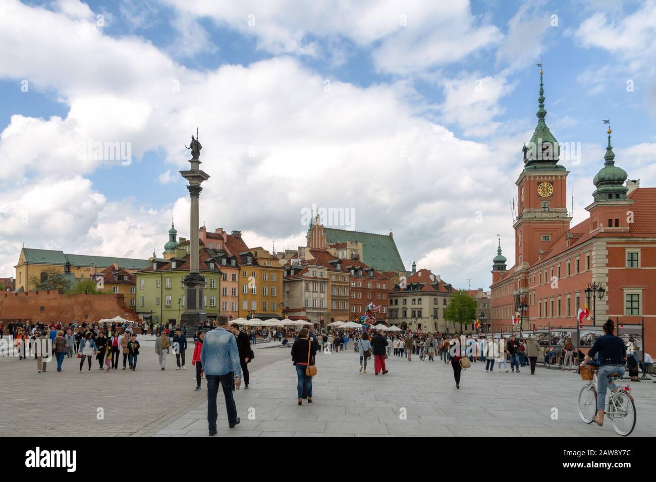 Les touristes qui marchent sur la place du Château à Varsovie, en Pologne, avec la colonne de Sigismund et le château royal Banque D'Images