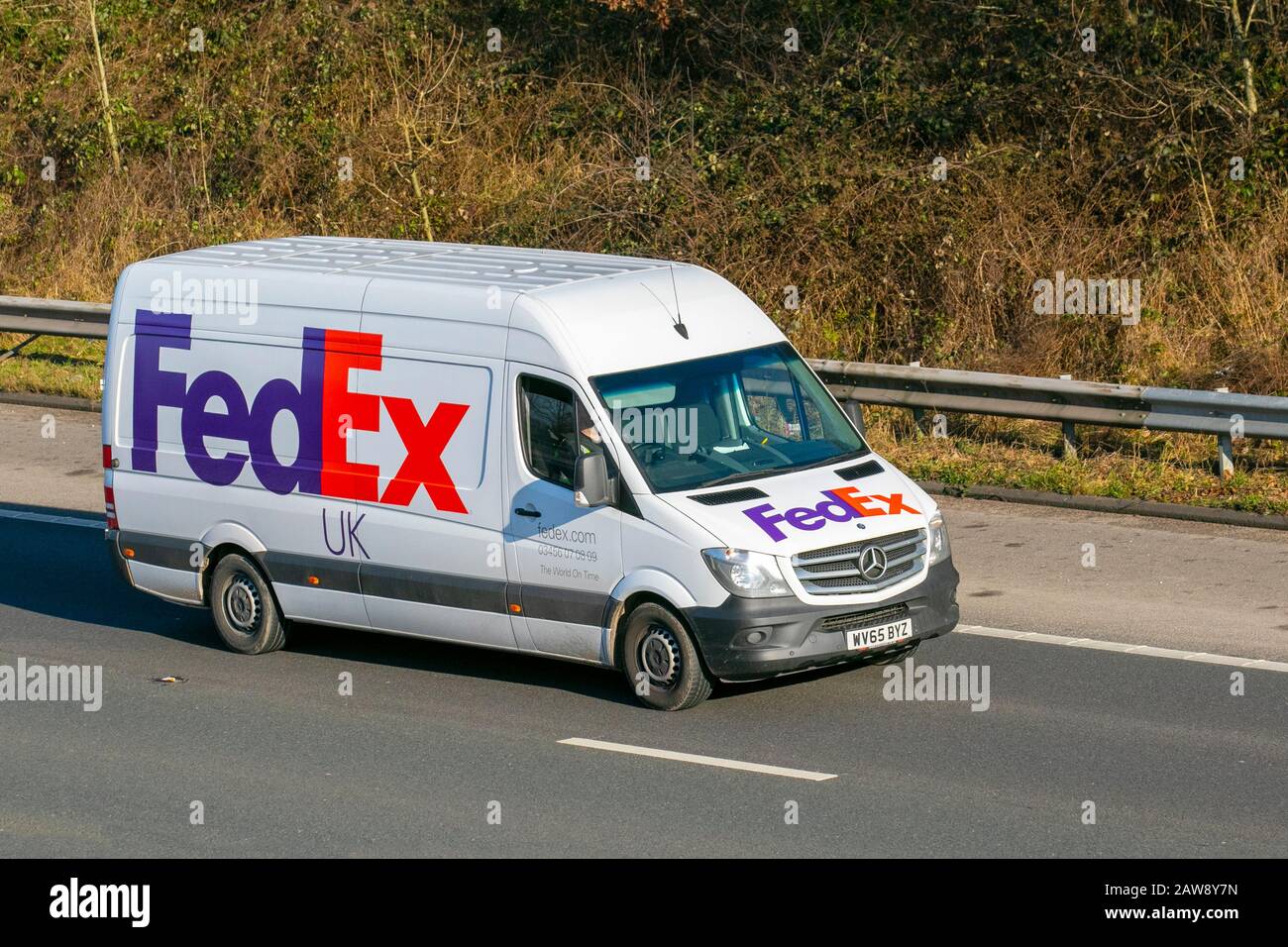 FEDEX express américain multinational livraison services camion Mercedes Benz Sprinter van sur la M61, Manchester Royaume-Uni; circulation de véhicule, transport, trafic d'autoroute. Banque D'Images
