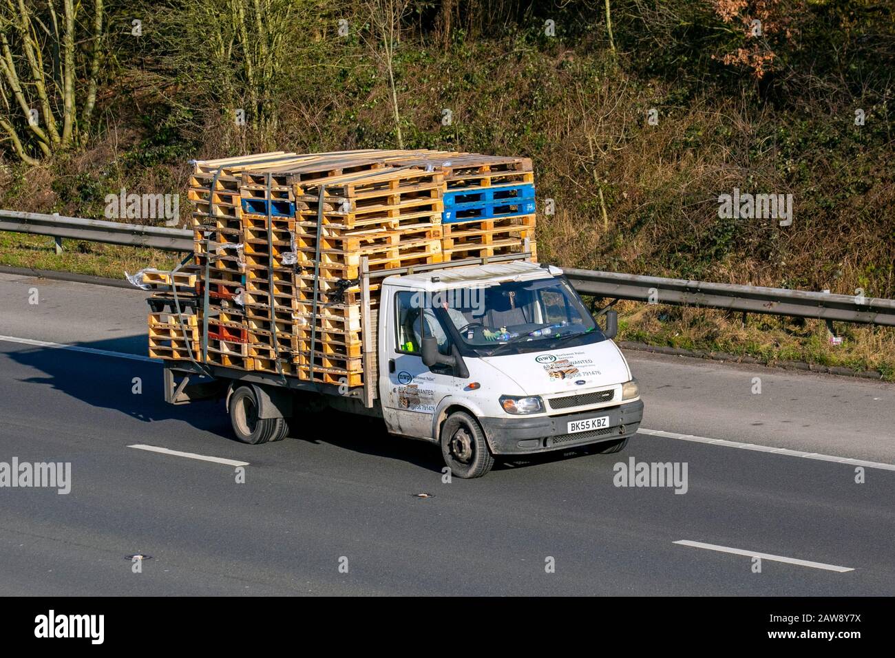 Palettes en bois sur plateau Iveco van & remorque ; les poids lourds et le  trafic commercial sur la M6 direction sud, UK Photo Stock - Alamy
