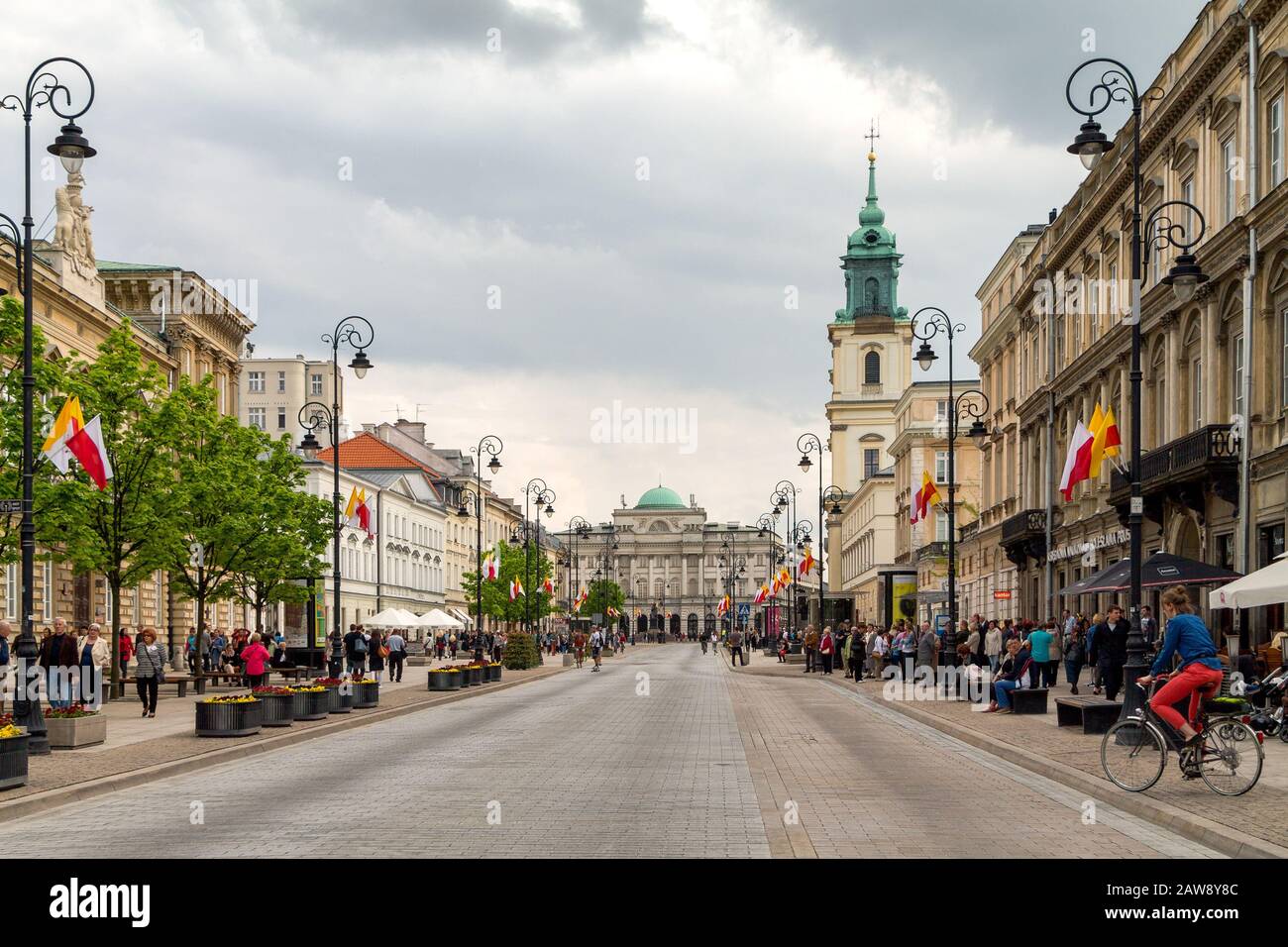 Le Palais Staszic vu de Krakowskie Przedmiescie décoré de drapeaux lors d'une journée de printemps nuageux Banque D'Images