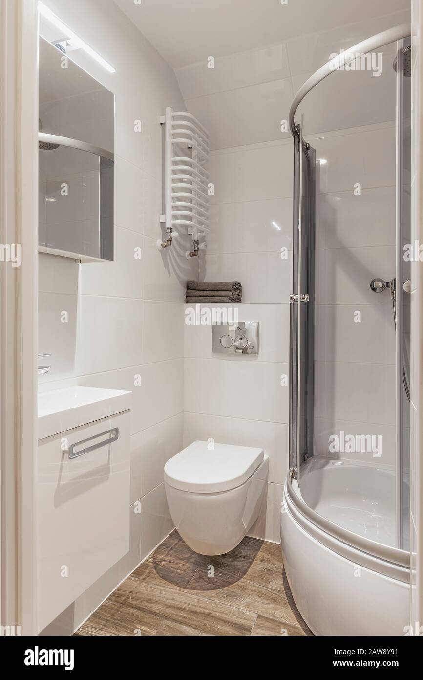 Élégance et salle de bain confortable de vos rêves. Véritable intérieur,  petite salle de bains avec baignoire, lavabo et cuvette de toilette Photo  Stock - Alamy