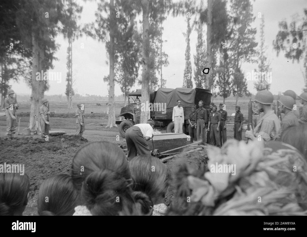 [Funérailles militaires dans un cimetière] Date : 1947 lieu : Indes orientales néerlandaises d'Indonésie Banque D'Images