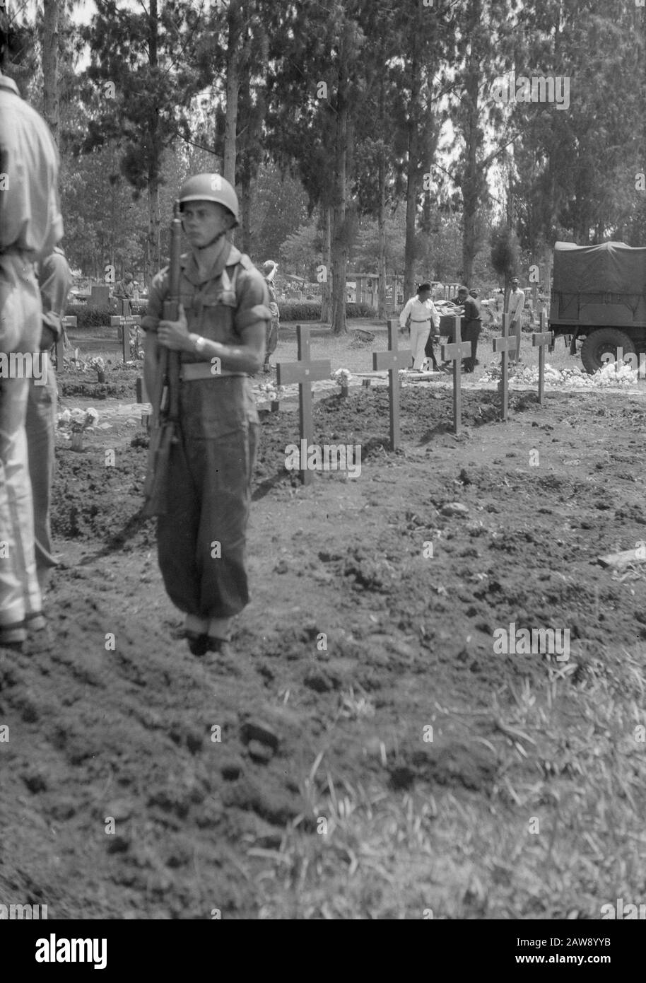 [Funérailles militaires dans un cimetière] Date : 1947 lieu : Indes orientales néerlandaises d'Indonésie Banque D'Images