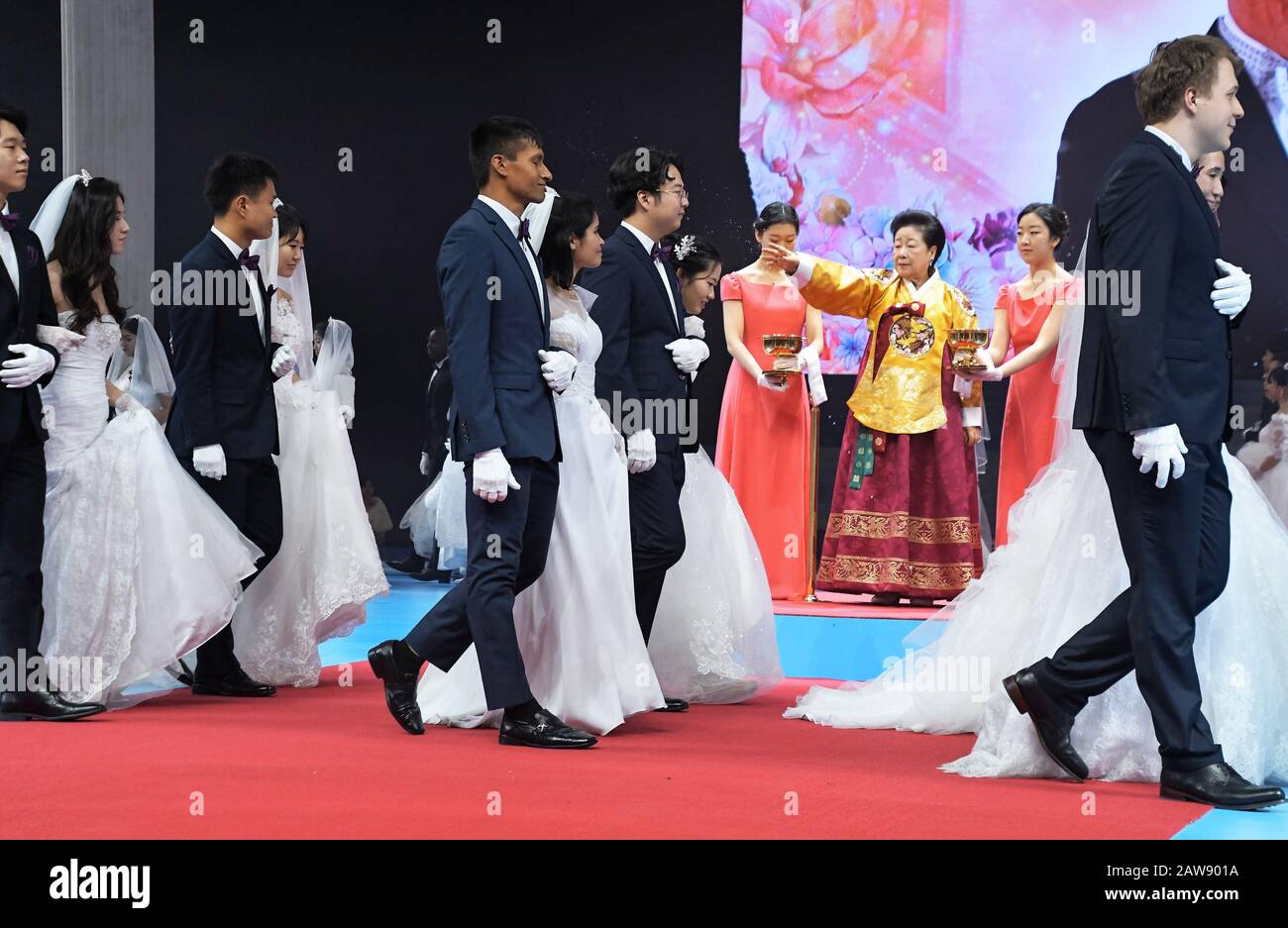 Gapyeong, Corée Du Sud. 7 février 2020. Han Hak-ja, épouse du défunt fondateur de l'Eglise de l'unification, Moon Sun-myung, sauve l'eau Sainte sur les couples nouvellement mariés lors d'une cérémonie de bénédiction de la Fédération de la famille pour la paix et l'unification mondiales au Centre mondial de la paix de Cheong Shim à Gapyeong, Corée du Sud, le vendredi 7 février 2020. Photo de Keizo Mori/UPI crédit: UPI/Alay Live News Banque D'Images