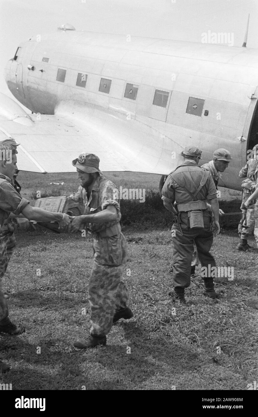 Reportage aéroport Yogya, arrivée Catalina république, membres du Comité De Bons offices [soit des boîtes de munitions chargées et passées un Dakota à l'aéroport de Yogyakarta] Date : 19 décembre 1948 lieu : Indes hollandaises de l'est de l'Indonésie Banque D'Images