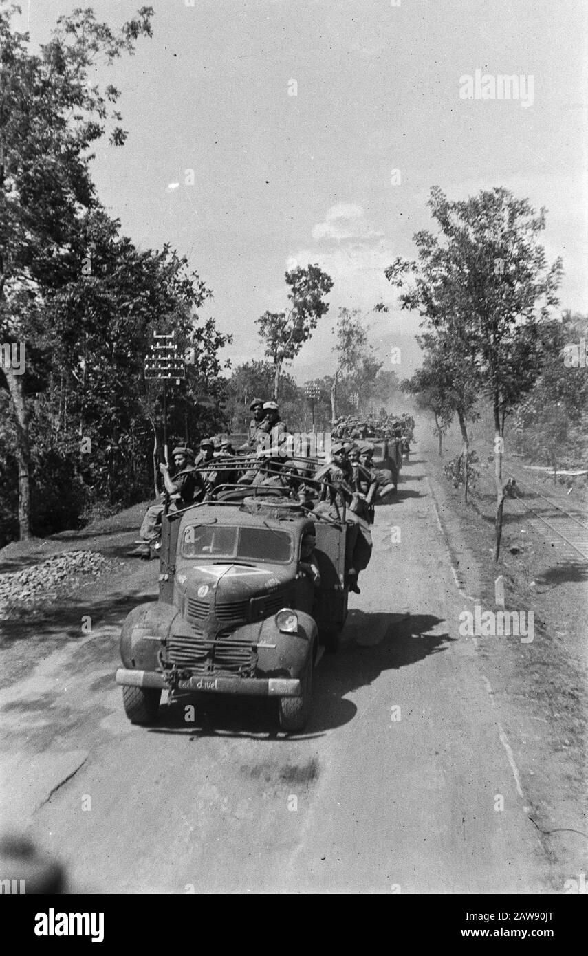 Ascension et entrée dans Solo Dutch troupes dans les camions en direction de Solo Date: 20 décembre 1948 lieu: Indonésie, Java, Java, Dutch East Indies Solo, Surakarta Banque D'Images