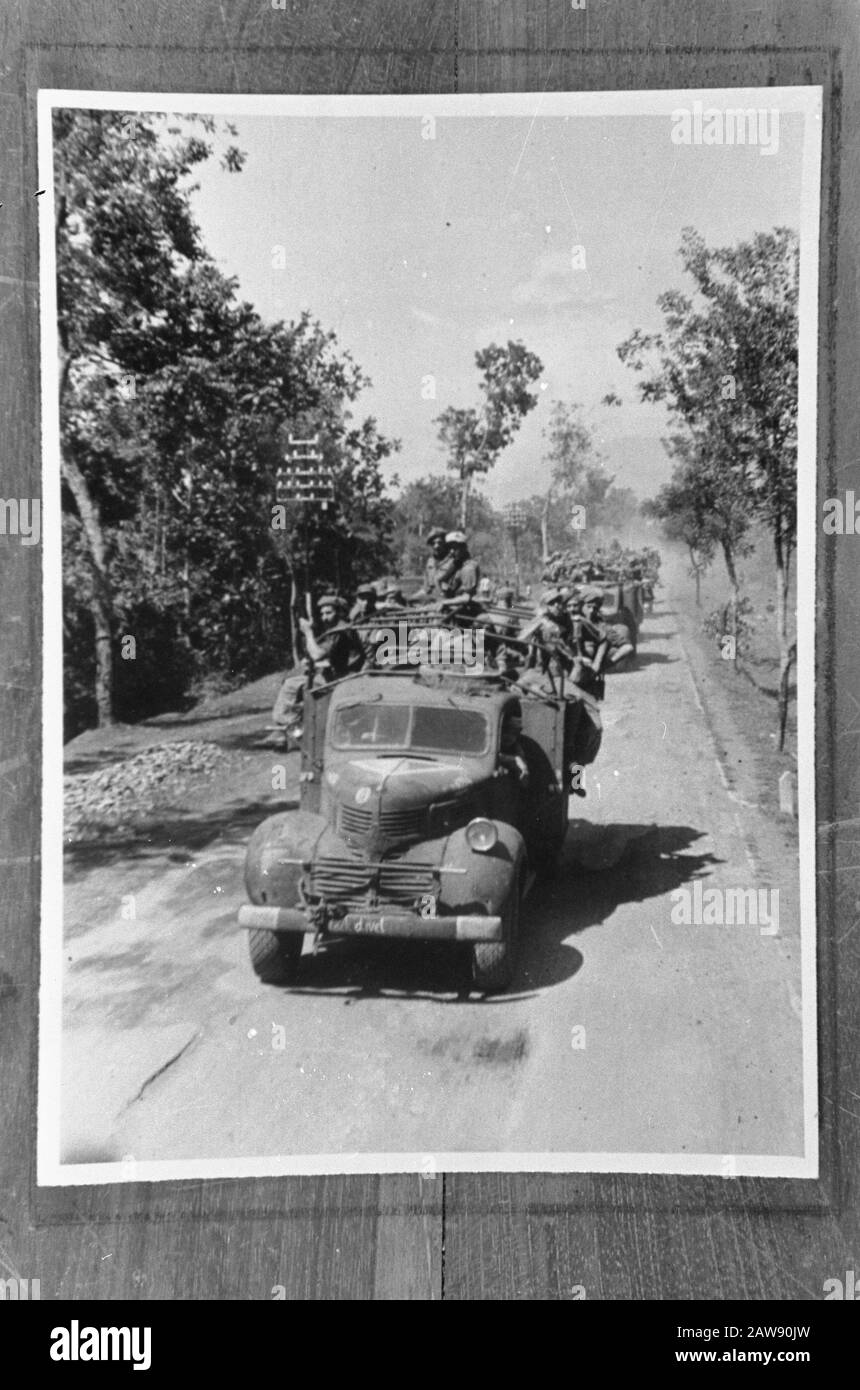 Ascension et entrée en troupes hollandaises seules dans les camions en direction de Solo Annotation: Repro Negative Date: 20 décembre 1948 lieu: Indonésie Dutch East Indies : Schilling, T. / DLC Titulaire du droit d'auteur: National Archives Type de matériel: Négatif (noir / blanc) numéro d'inventaire: Voir accès 2.24.04.02 Banque D'Images