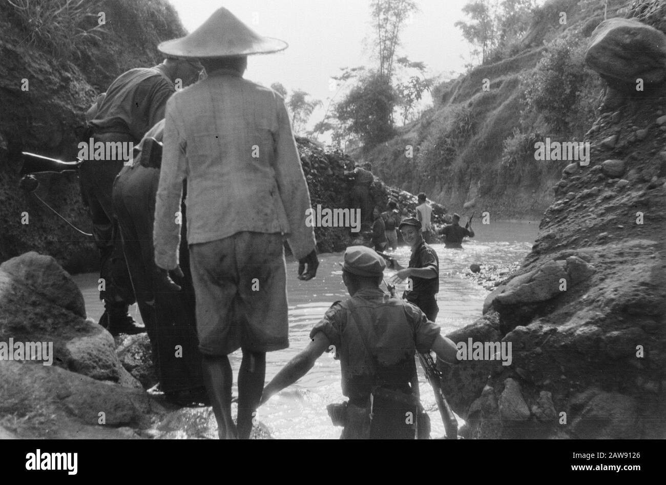 Action 4-4 Chasseurs De Bataillon À Magetan, East Java Opération Clean Ship. Patrouille traverse un cours d'eau Date : 29 mars 1949 lieu : Indonésie, Java, Antilles néerlandaises de l'est Banque D'Images