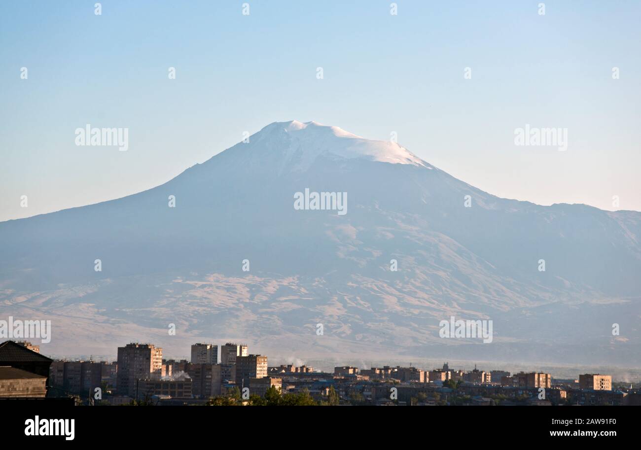 Erevan: Mont Ararat comme arrière-plan du district de Malatia-Sebastia. Arménie Banque D'Images