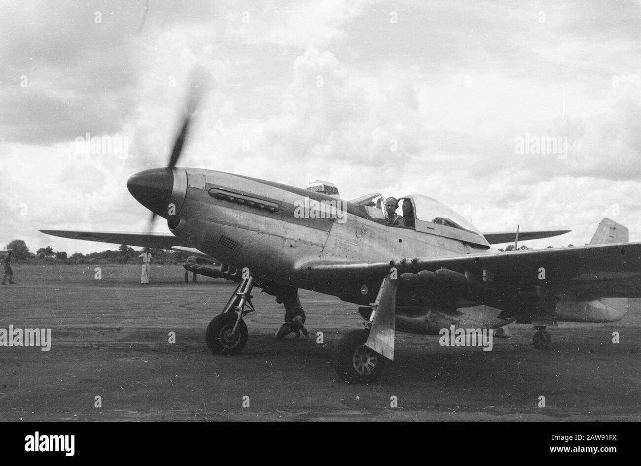 Atterrissage à Jambi; Avant le départ de Palembang P51 Curtiss Mustang fighter bomber Date: 30 décembre 1948 lieu: Indonésie, Hollandais East Indies, Sumatra Banque D'Images