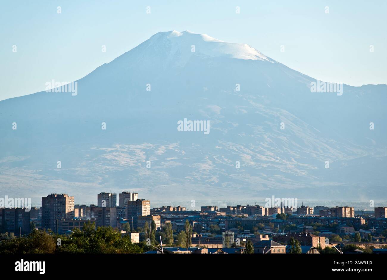 Erevan: Mont Ararat comme arrière-plan du district de Malatia-Sebastia. Arménie Banque D'Images