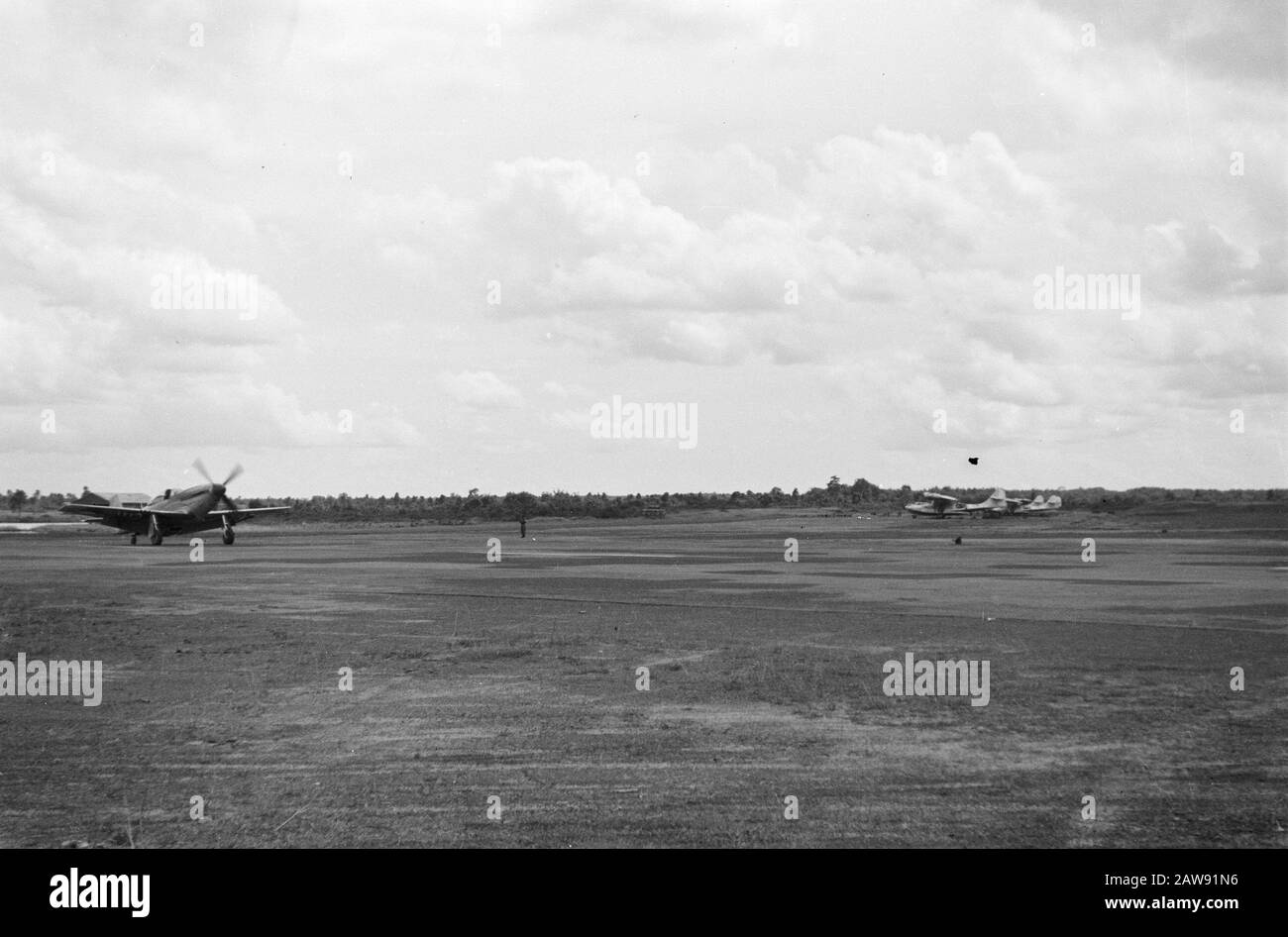 Atterrissage à Jambi; Avant le départ de Palembang Avec un aéroport a lancé un Curtiss P51 Mustang. A droite ses bateaux de la Catalina pour voir Date: Décembre 1948 lieu: Indonésie, Jambi, Hollandais East Indies, Sumatra Banque D'Images