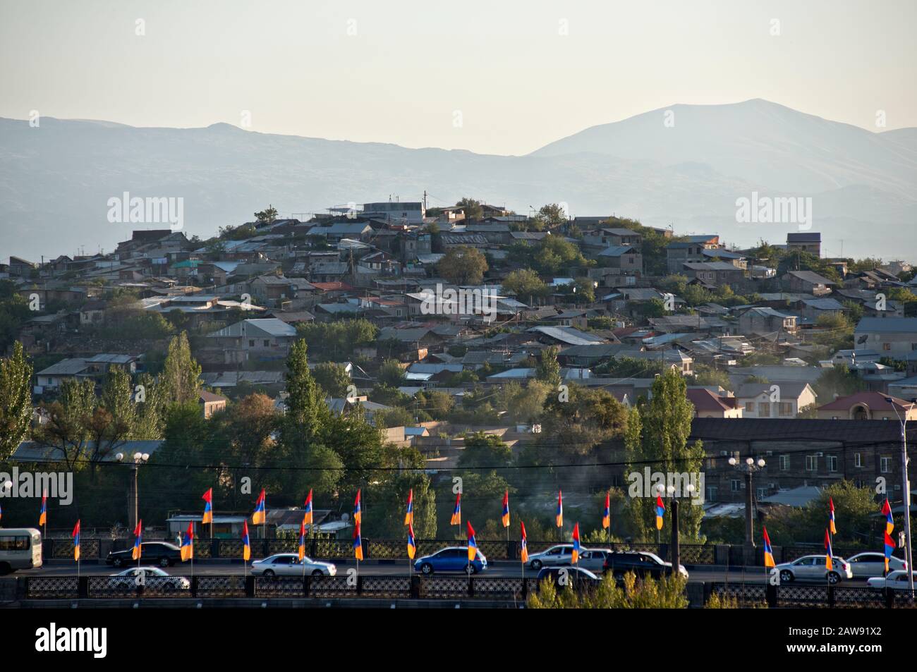 Erevan: Mont Ararat comme arrière-plan d'une région de taudis. Arménie Banque D'Images