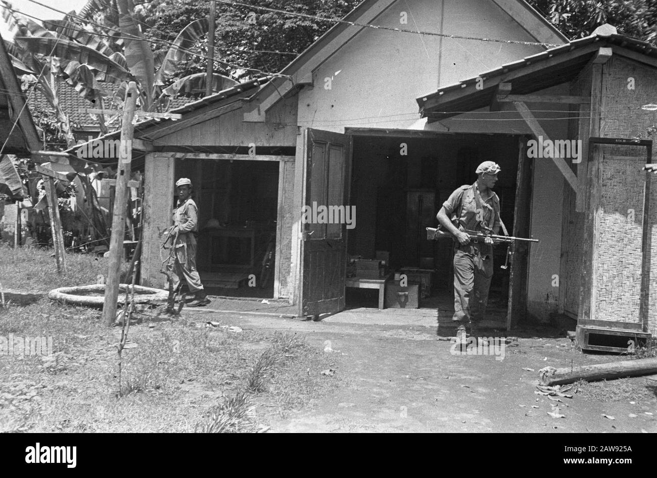 Ascension des soldats de la V-brigade KNIL recherche une maison Date: 01/12/1948 lieu: Indes hollandaises de l'est de l'Indonésie Banque D'Images