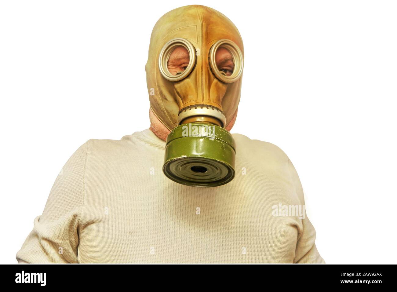 Concept du SRAS. Les hommes dans le masque à gaz ont pris la proximité isolée sur un fond blanc. Banque D'Images