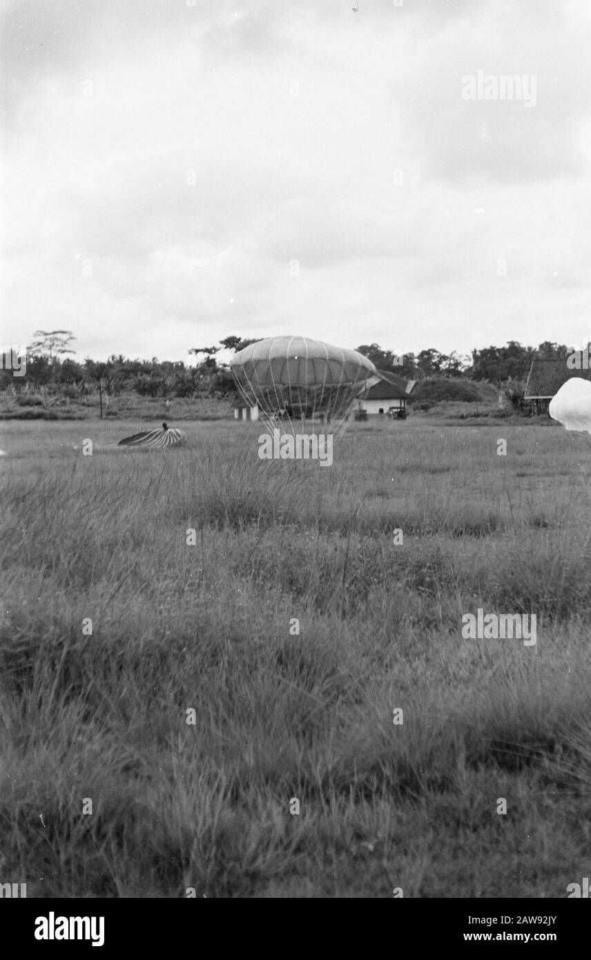 Exercice chute de fournitures par avion parachutites avec le fret descendant dans un champ Date: Novembre 1947 lieu: Indonésie Hollandais East Indies Banque D'Images