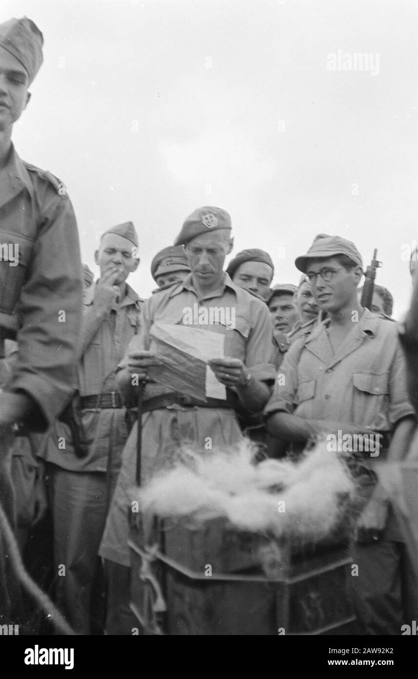 Exercices de chute de fournitures par officier d'avion du Régiment Stoottroepen documents de consultation Date: Novembre 1947 lieu: Indonésie Hollandais East Indies Banque D'Images