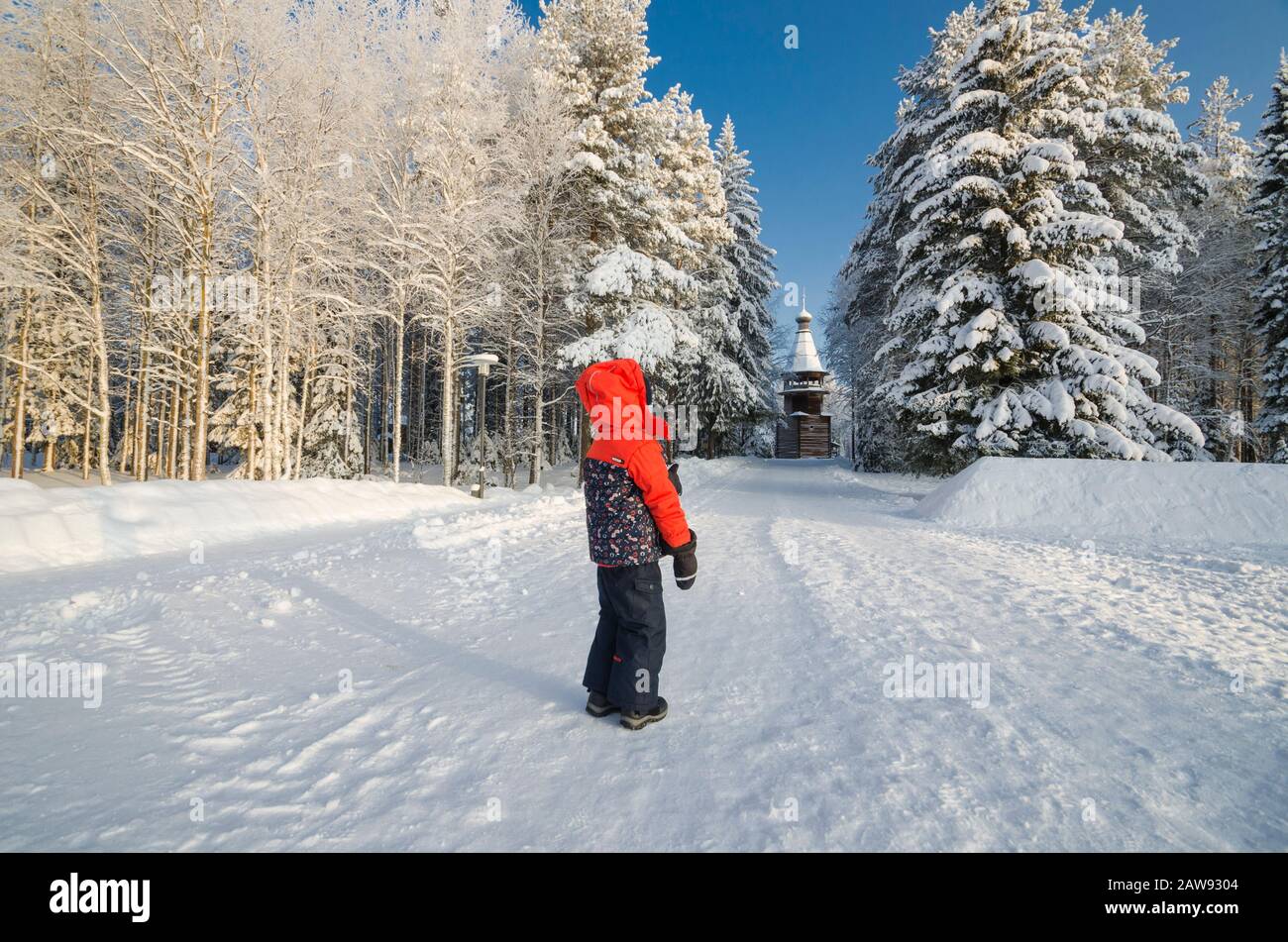 Très petit enfant dans la forêt enneigée. Aventure, une promenade dans le parc d'hiver Banque D'Images