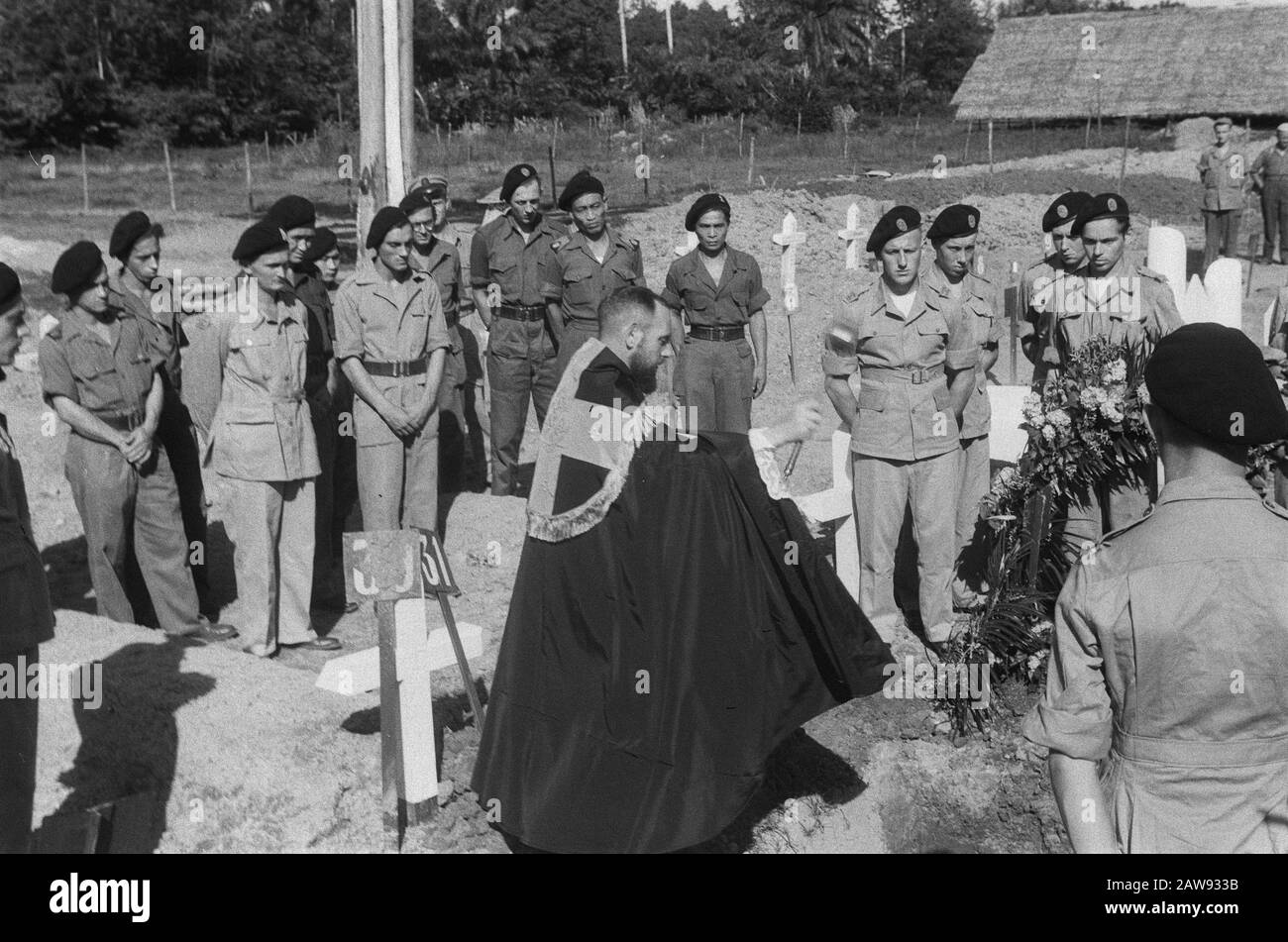 Funérailles militaires. Les cavalrymen KNil et les hussards de Boreel se tiennent à la tombe. Un prêtre catholique bénit la tombe Date: 01/01/1947 lieu: Indonésie Antilles orientales néerlandaises Banque D'Images