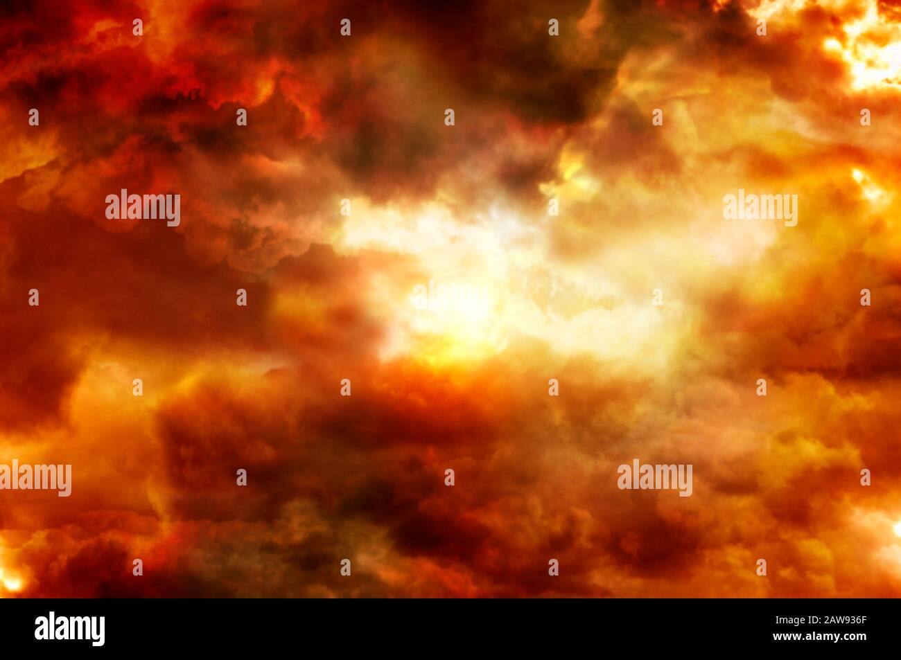 nuages rouges ciel dramatique Banque D'Images