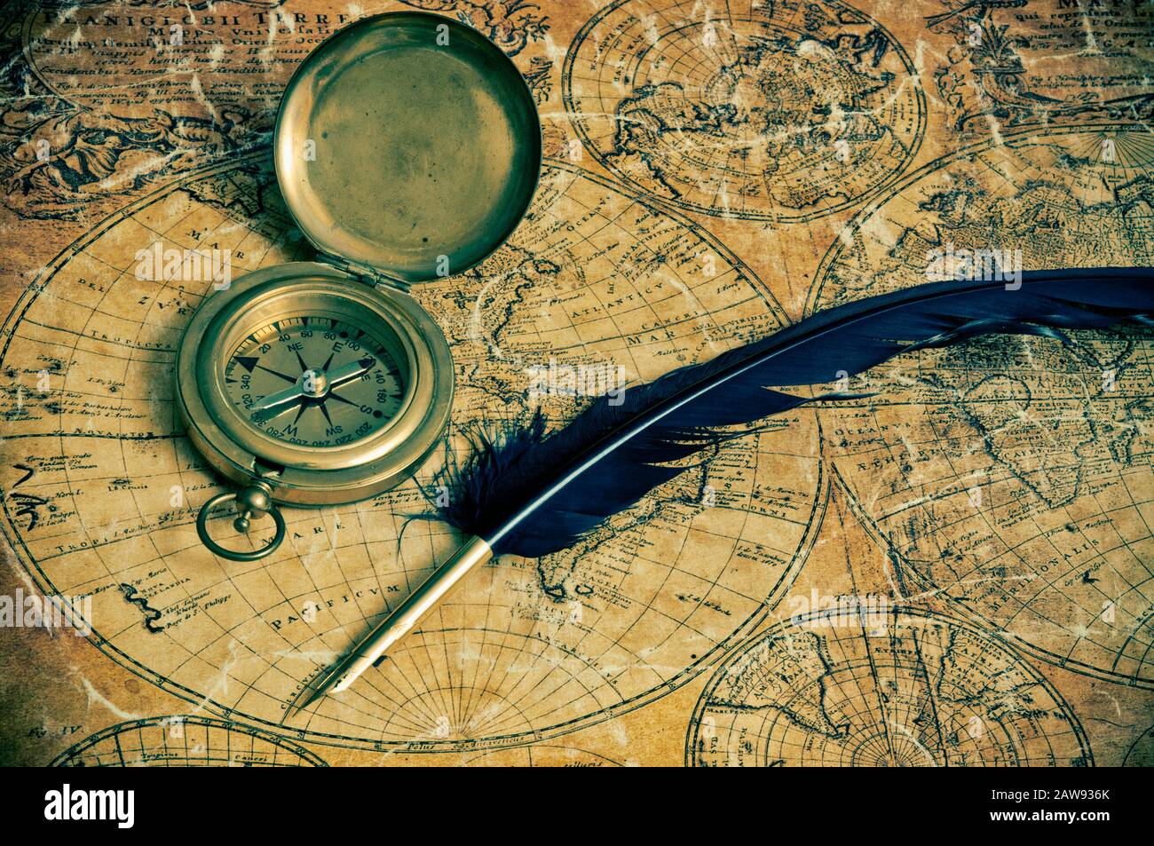 stylo à quill bleu, boussole ancienne et carte ancienne Banque D'Images