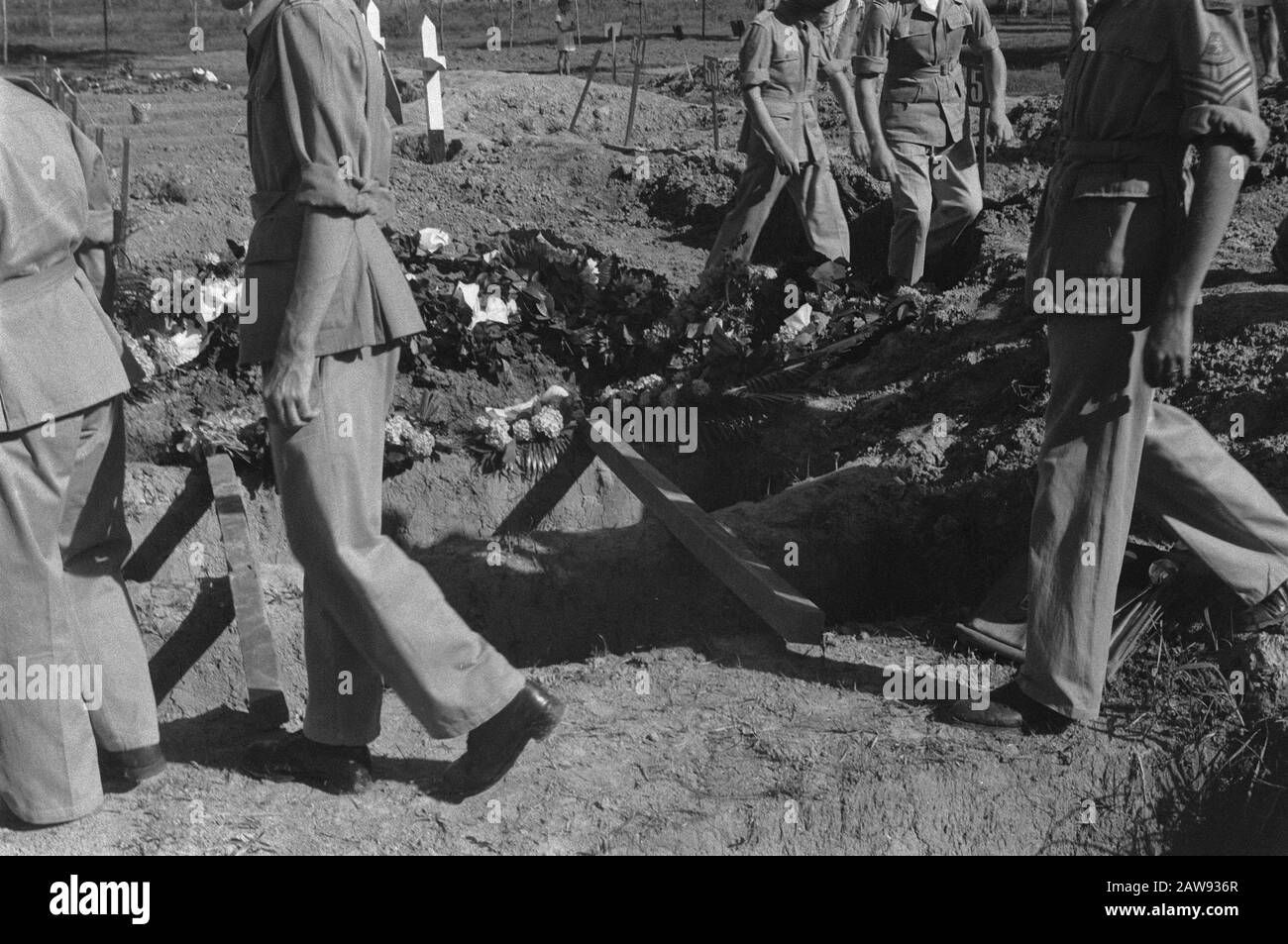 Enterrement Hussar de Boreel Medan (DJK) funérailles militaires. Cavalrymen KNil et Hussars de Boreel font une dernière visite au tombeau Date: 01/01/1947 lieu: Indes Hollandais de l'Indonésie Banque D'Images