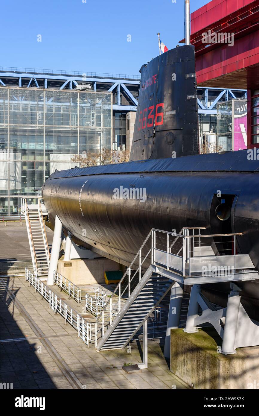 Paris, FRANCE - 7 FÉVRIER 2020: Argonaute (S636) sous-marin de la Marine française exposé dans le Parc de la Villette à Paris, converti en un navire muséal. Banque D'Images