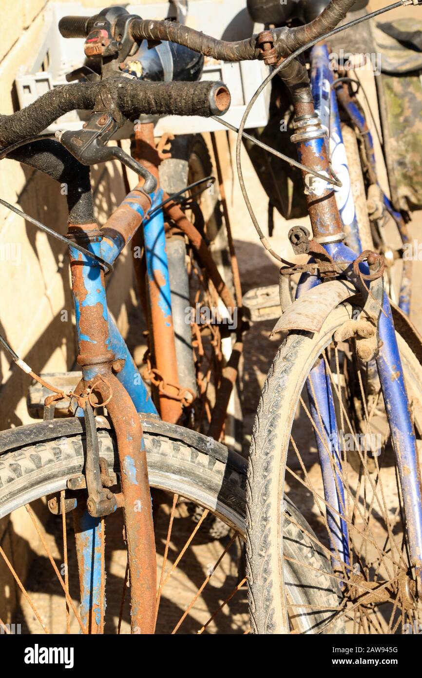 Vieux vélos rouillés au Maroc en Afrique Banque D'Images
