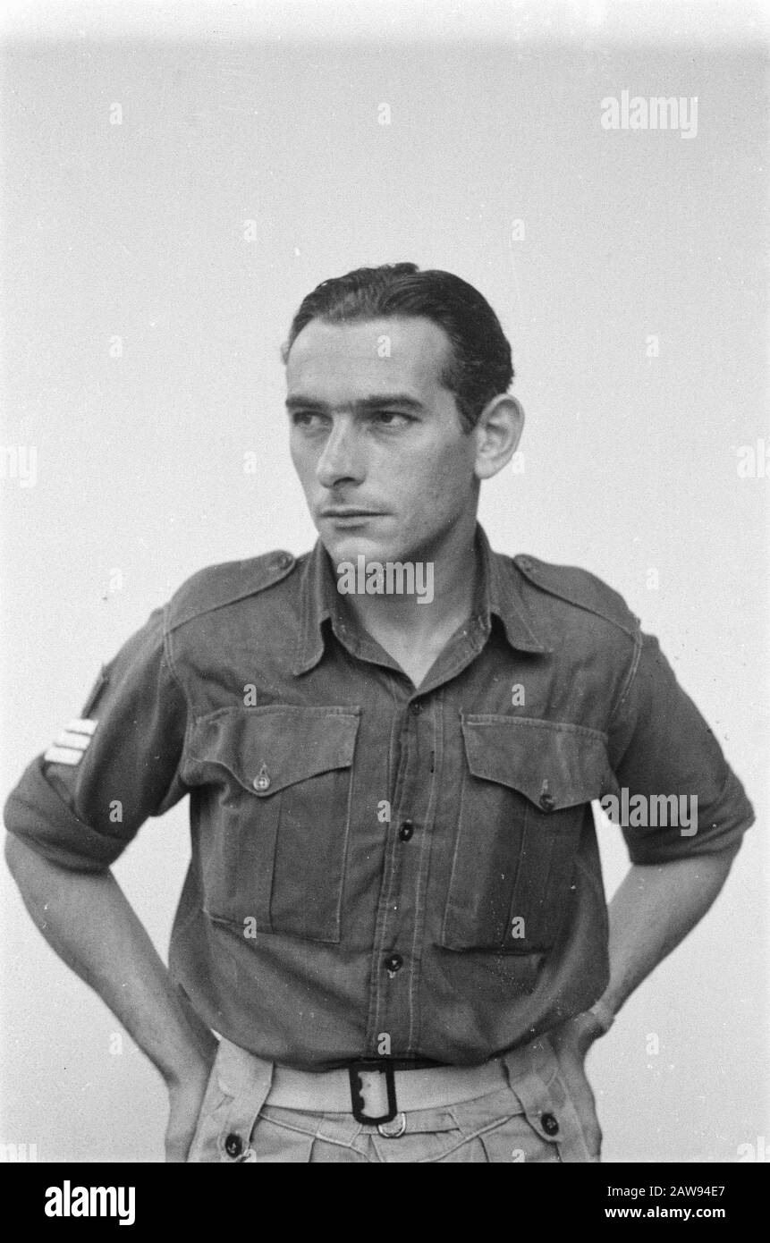 Portrait images (divers) [photographies de passeport] Portrait d'un sergent Date: 01/01/1947 lieu: Indonésie Indes orientales néerlandaises : Inconnu / DLC Titulaire du droit d'auteur: Archives nationales Type de matériel: Négatif (noir / blanc) numéro d'inventaire: Voir accès 2.24.04.02 Banque D'Images