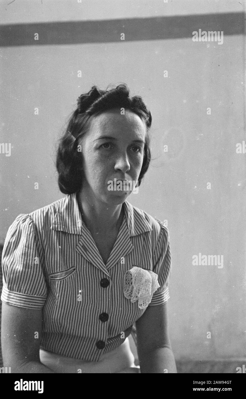 Portrait images (divers) [passeport photographies] Portrait d'une femme Date: 01/01/1947 lieu: Indonésie Hollandais East Indies : Inconnu / DLC Titulaire du droit d'auteur: Archives nationales Type de matériel: Négatif (noir / blanc) numéro d'inventaire: Voir accès 2.24.04.02 Banque D'Images