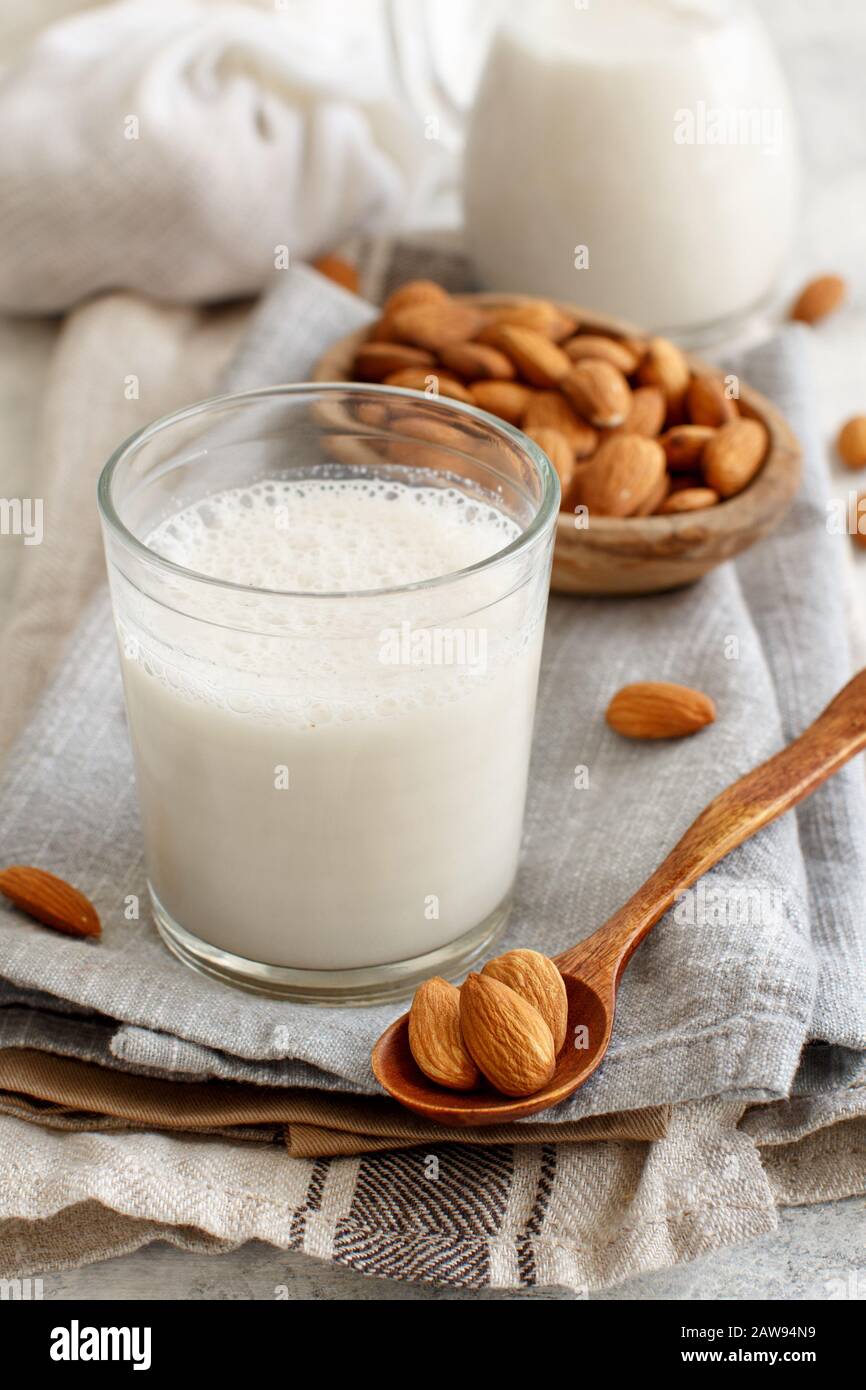 Lait d'amande végétalienne, lait de substitution non laitier dans un verre de gros plan Banque D'Images