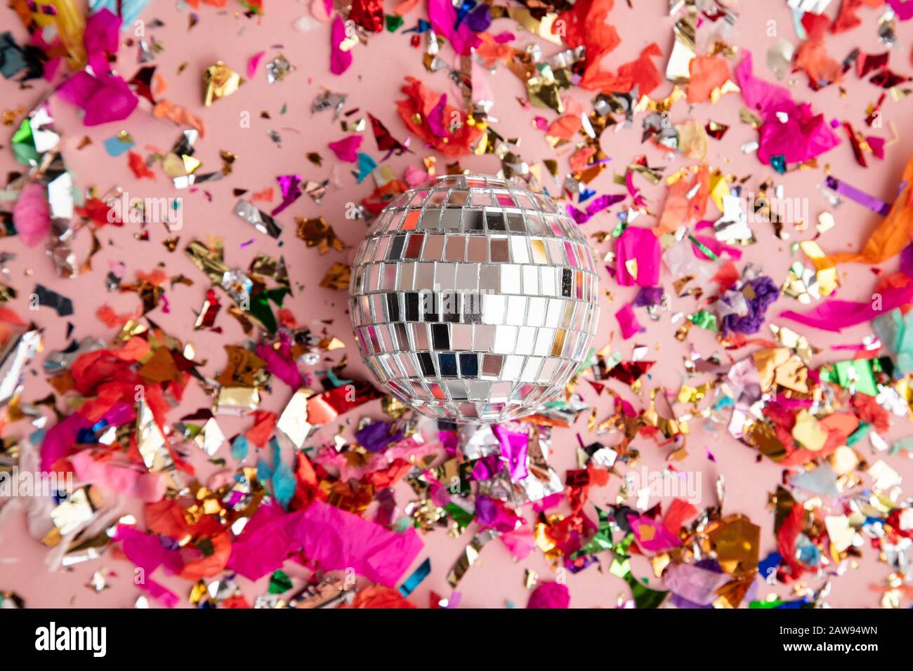 Boule de miroir disco sur fond confetti de fête lumineux Banque D'Images