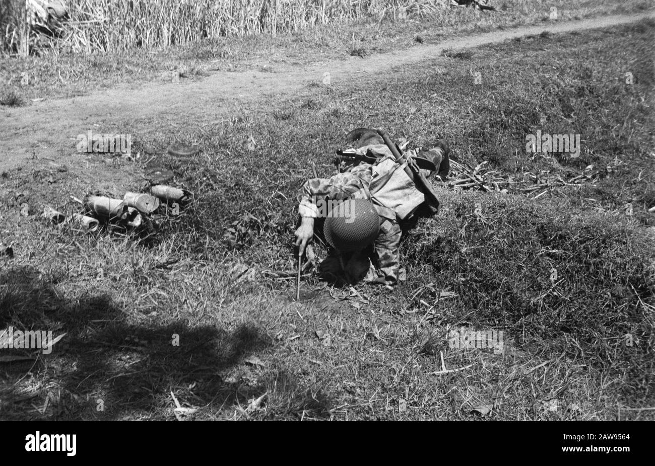 Patrouille. Soldat percé de piercing dans un fossé à la recherche de mines terrestres Date: 01/01/1947 lieu: Indonésie Antilles néerlandaises de l'est Banque D'Images
