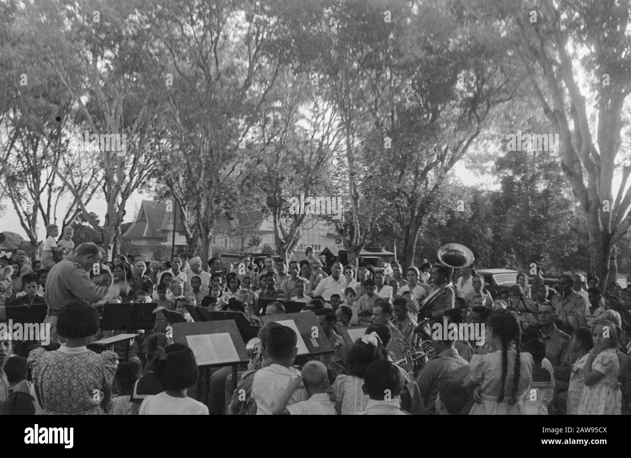 Performances Musicales. Concert de musique personnel KNil plein air. . Adjudant de bandmaster H. Bouman Date : 01/01/1947 lieu : Indes orientales néerlandaises d'Indonésie Banque D'Images