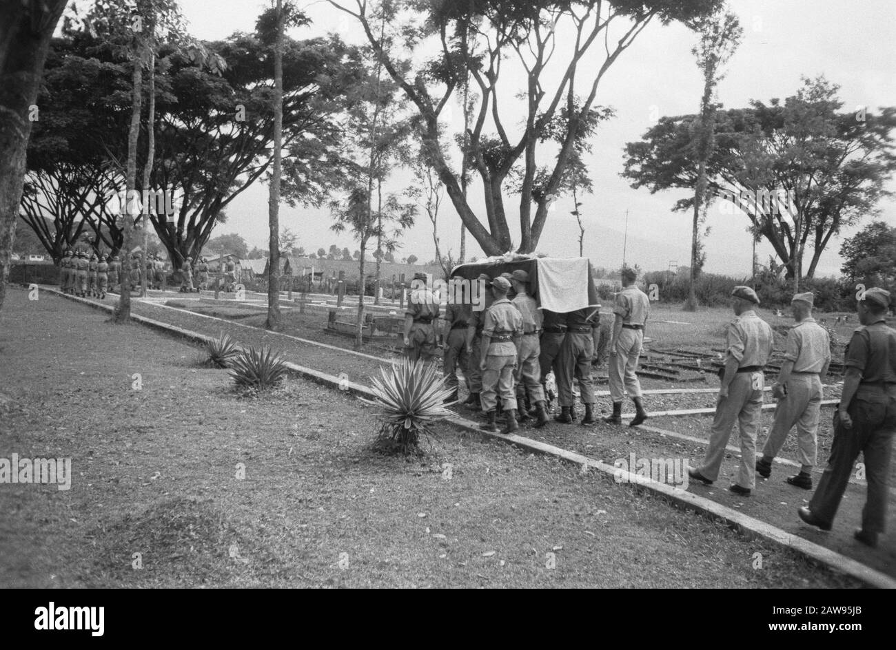 Funérailles Militaires À Bandung Date: 01/01/1947 Lieu: Indes Orientales Néerlandaises D'Indonésie Banque D'Images