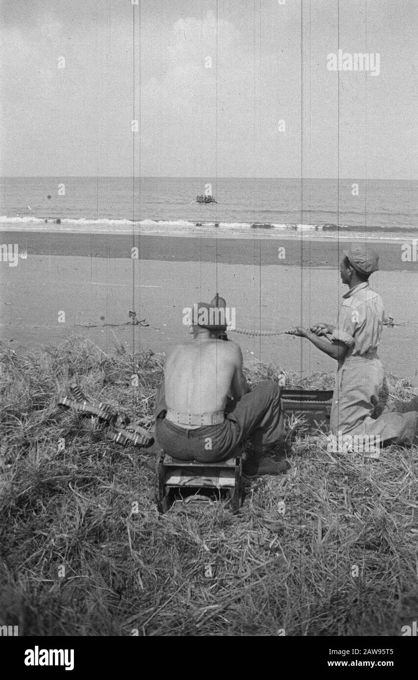 [Exercices d'atterrissage amphibie] [troupes ashore] [Avec mitrailleuses Vickers tir aux troupes d'atterrissage] Date: 01/01/1947 lieu: Indonésie Antilles néerlandaises de l'est Banque D'Images
