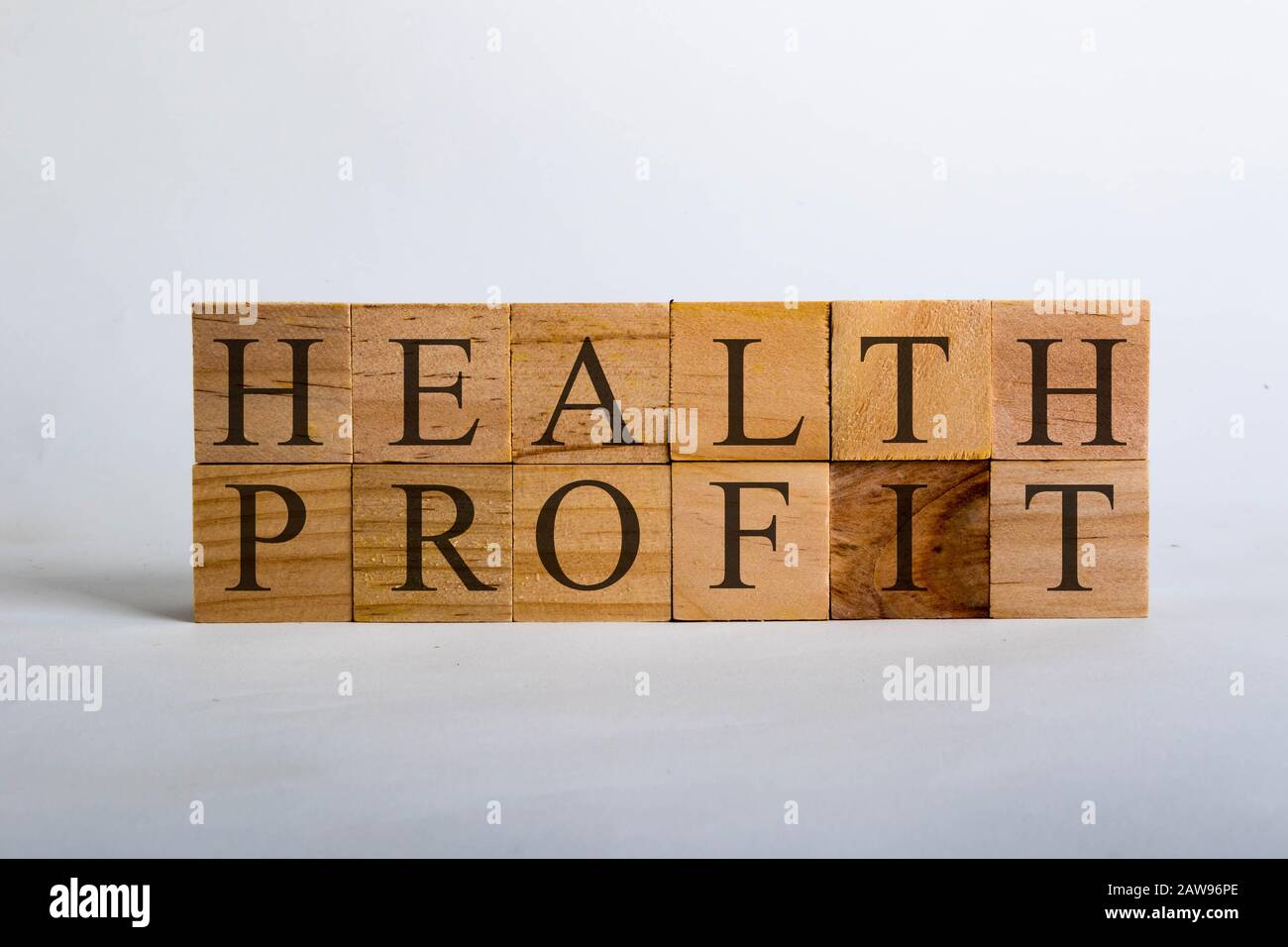 Cubes en bois avec lettrage orthographe profit santé. Concept commercial ou politique demandant si la santé dépasse les bénéfices Banque D'Images