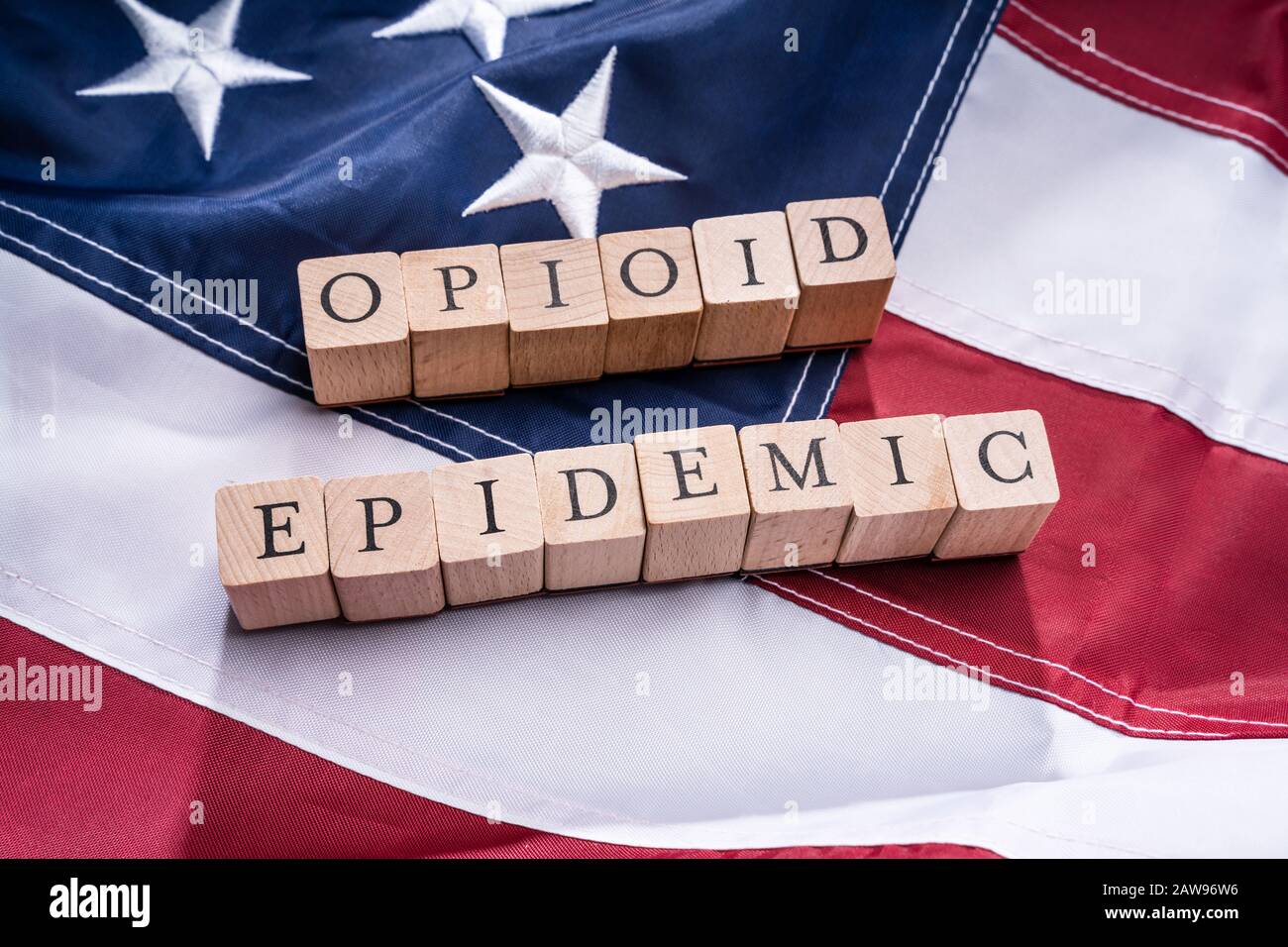 Portrait de l'épidémie aux opiacés Texte sur liège en Bois Plus de drapeau américain Banque D'Images